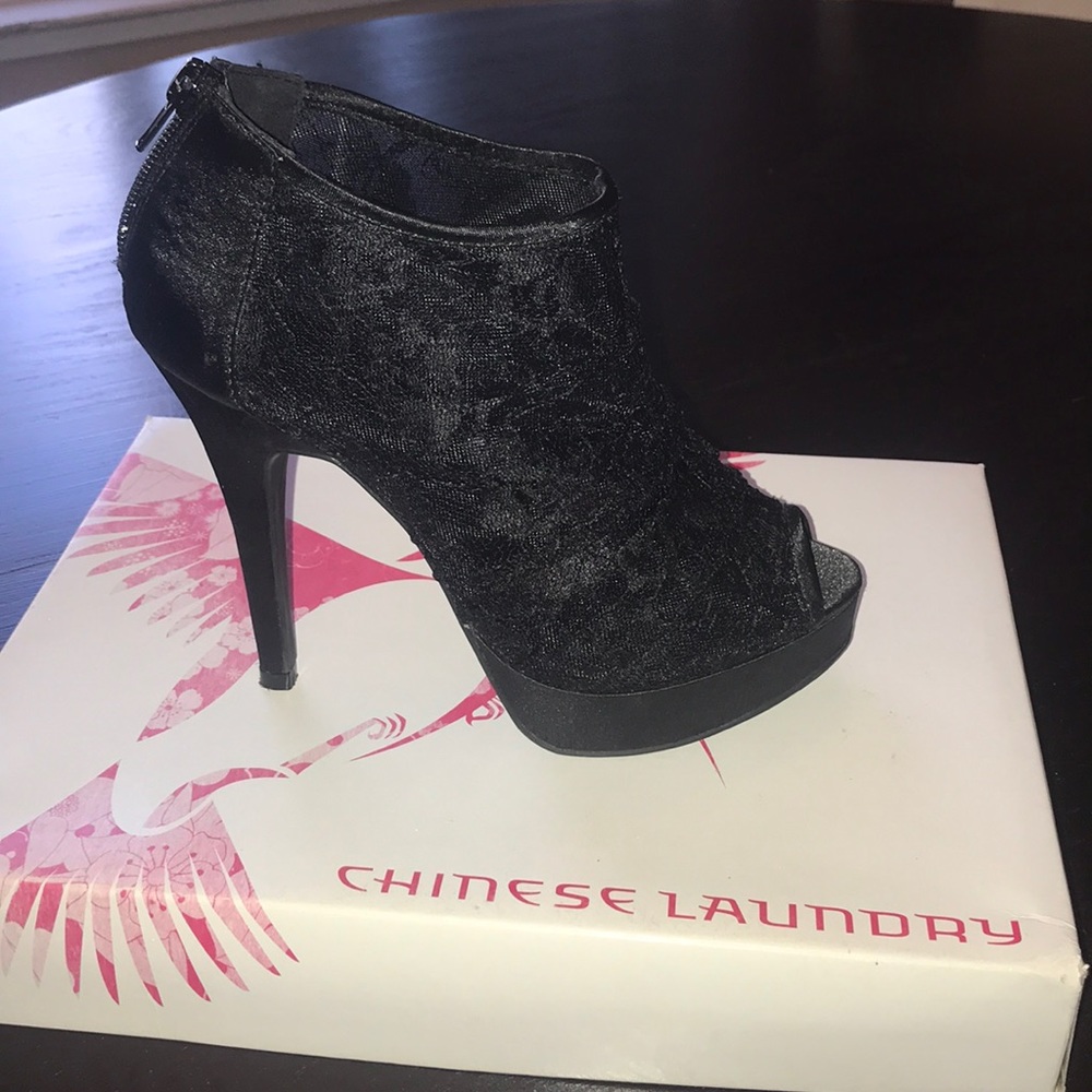 Chinese Laundry Black Lace Platform Pump - Picture 2 of 6